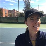 ¿Quieres mejorar tu juego, ponerte en forma y divertirte al mismo tiempo? 
¡Únete a nuestras clases de tenis para adultos!